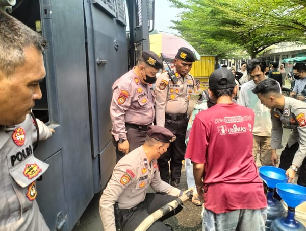 Polresta Pontianak Salurkan 5.000 Liter Air Bersih ke Pedagang Pasar Dahlia