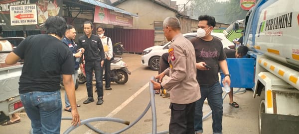 Polresta Pontianak Bersama Pelindo Salurkan 8.000 Liter Air Bersih Layak Konsumsi untuk Warga Pontianak Barat