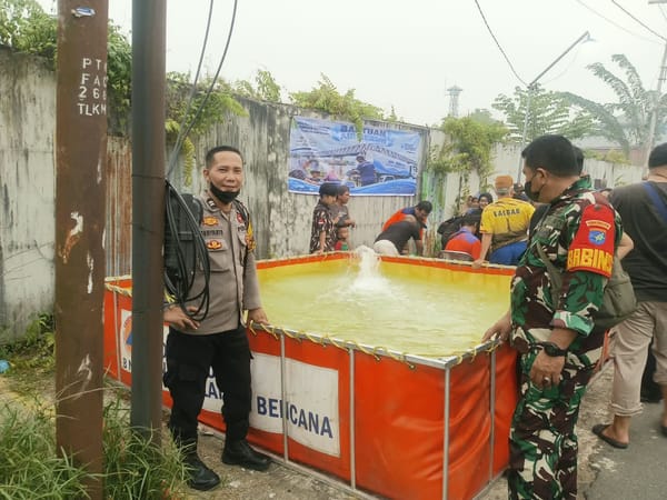 Peduli Kebutuhan Warga di Musim Kemarau, Bhabinkamtibmas dan Babinsa Kawal Distribusi Air Bersih di Jalan Sejarah