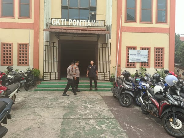 Antisipasi Gangguan Kamtibmas, Personel Polsek Pontianak Barat Laksanakan Patroli ke Gereja Saat Ibadah Minggu.