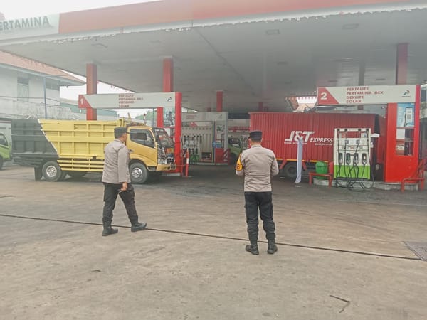 Polsek Pontianak Selatan Pantau SPBU Imam Bonjol, Antrean Kendaraan Tetap Normal.