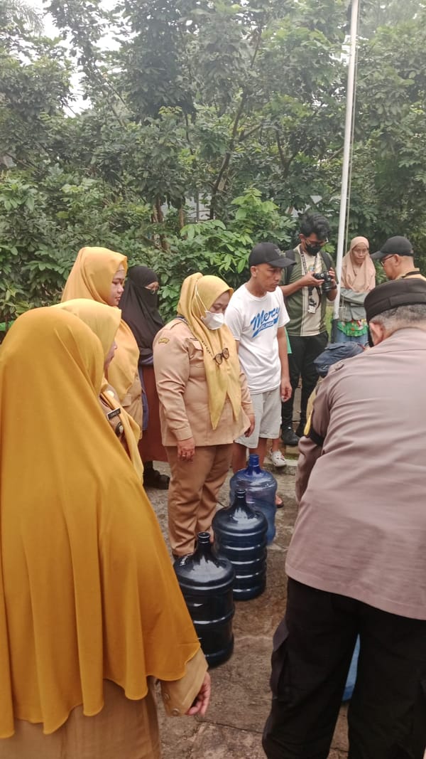 Bhabinkamtibmas Kawal dan Amankan Distribusi 8.000 Liter Air Bersih