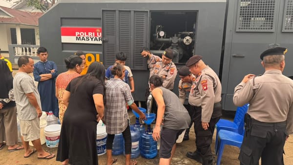 Polresta Pontianak Salurkan 5.000 Liter Air Bersih, Bagikan Masker dan Gelar Cek Kesehatan Gratis