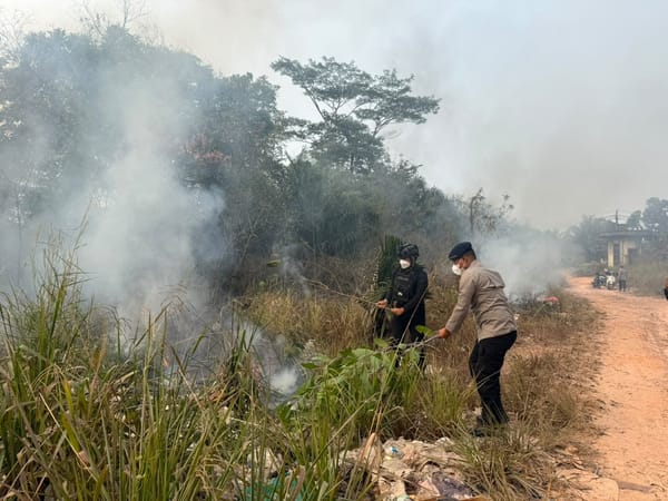Brimob Polda Jambi Respons Cepat Padamkan Kebakaran Lahan di Jalan Lingkar Selatan