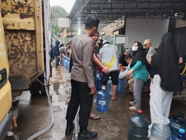 Bhabinkamtibmas Saigon Kawal Pendistribusian Air Bersih 8.000 Liter