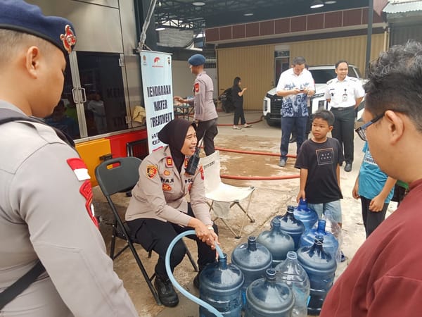 Kapolsek Pontianak Selatan Kawal dan Amankan Distribusi Air Bersih di Jalan Purnama