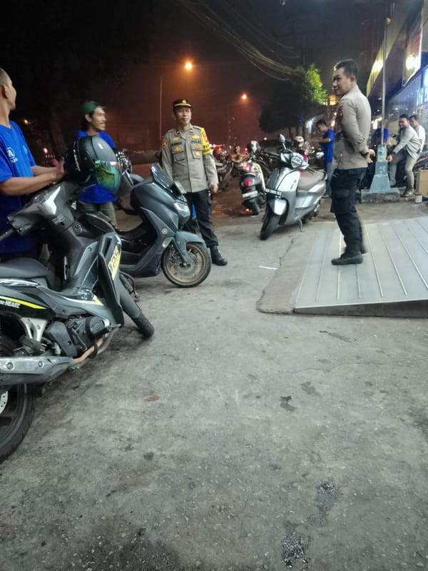 Personil Enggang Polsek Pontianak Barat Laksanakan Patroli Dialogis di Area Parkir Mitra Anda, Ajak Warga Jaga Kamtibmas.