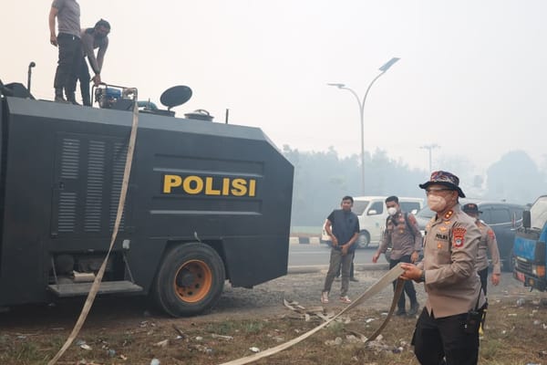 Turun ke Lokasi, Kapolda Kalsel Tangani Langsung Karhutla di Jalan Gubernur Syarkawi