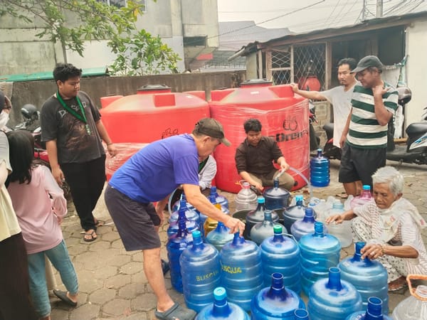 Peduli Kebutuhan Warga, Bhabinkamtibmas Polsek Pontianak Kota Kawal Pendistribusian Air Bersih