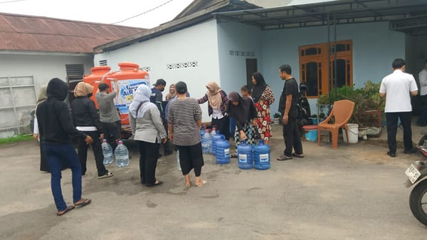 Bhabinkamtibmas Hadir Kawal Distribusi Air Bersih untuk Warga Gg. Lestari.