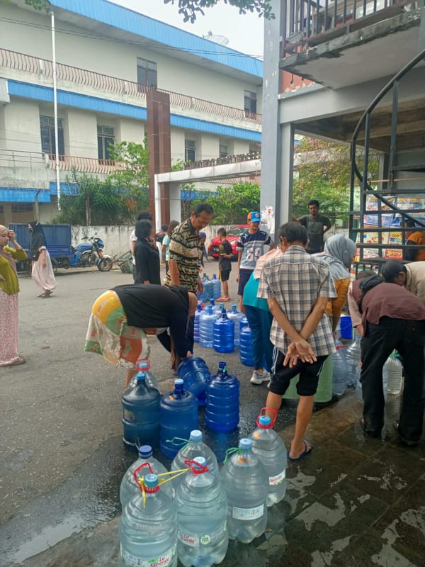Sinergi Bersama, Bhabinkamtibmas Kawal Distribusi Air Bersih untuk Warga BML