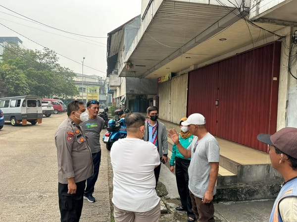 Bhabinkamtibmas dan Lurah Darat Sekip Tinjau Aduan Warga Terkait Bangunan Kumuh