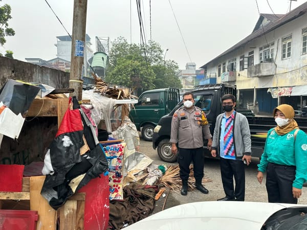 Bhabinkamtibmas dan Lurah Darat Sekip Tinjau Aduan Warga Terkait Bangunan Kumuh