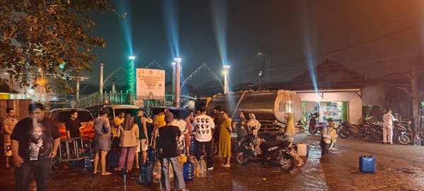 Bhabinkamtibmas Polsek Pontianak Timur Monitoring Pembagian Air Bersih di Parkiran Pasar Kampung Dalam