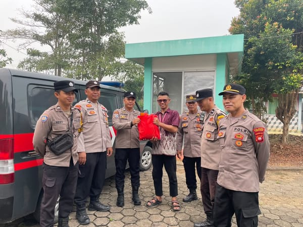 Binmas Polsek Pontianak Barat Sampaikan Himbauan Kamtibmas, Berikan Sarana Kontak kepada Petugas Parkir dan Security Sekolah.