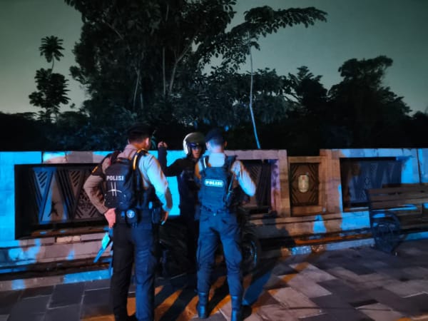 Cegah Balap.Liar, Patroli Polresta Pontaiank bubarkan kerumunan anak.nongkrong di Jln M.Sohor