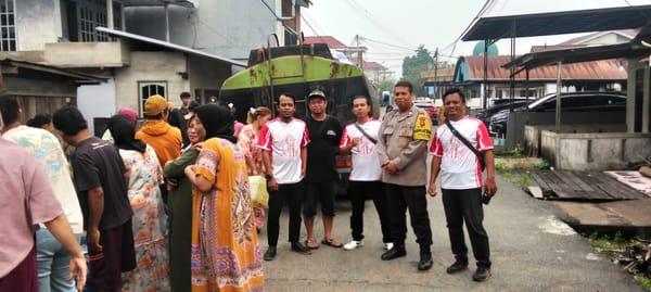 Bhabinkamtibmas Tambelan Sampit Bantu Penyaluran Air Bersih untuk Warga