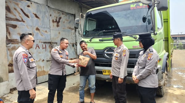 Satbinmas sambangi Bagikan Sarana Kontak dan Sampaikan Pesan Kamtibmas