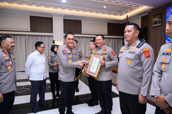 Polda Jambi Tingkatkan Pelayanan Publik Prima, Serahkan Penghargaan WBK dan Pelayanan Prima