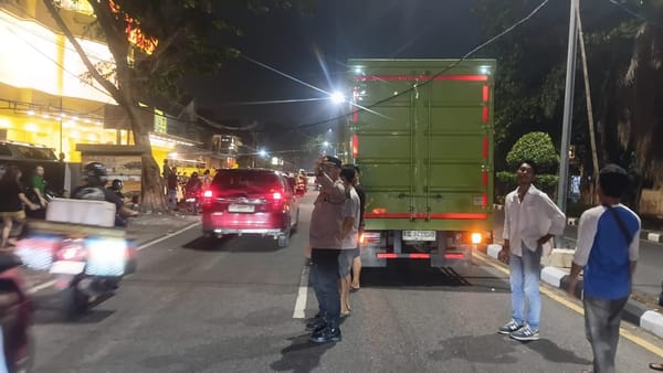 Patroli Enggang Selatan Respons Cepat Kabel Listrik Terjatuh, Pastikan Keselamatan Warga