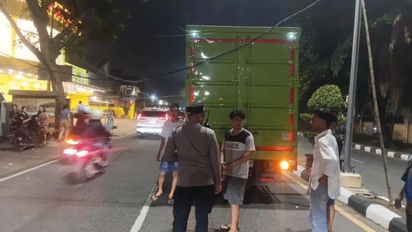 Patroli Enggang Selatan Respons Cepat Kabel Listrik Terjatuh, Pastikan Keselamatan Warga