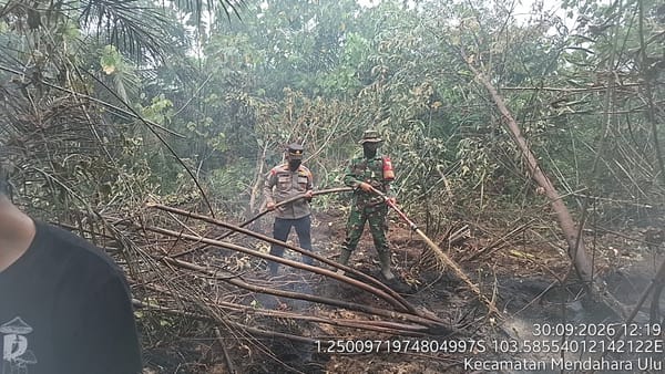 Polsek Mendahara Ulu Bersama Tim Gabungan Padamkan Karhutla di Area SUTET Pematang Rahim
