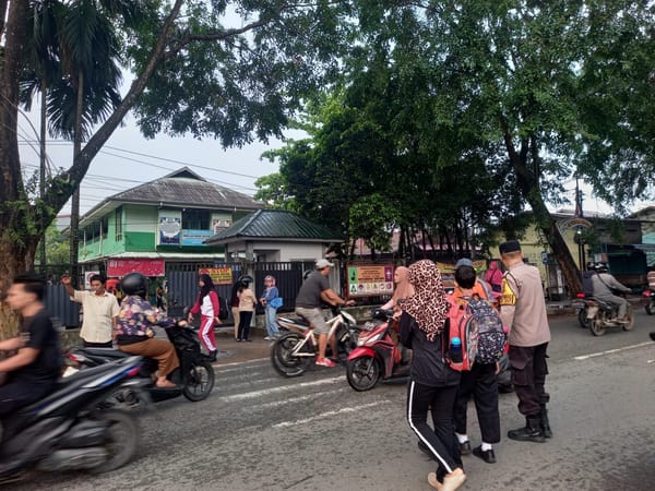 Personel Polsek Pontianak Barat Berikan Pelayanan melalui Strong Point Pagi, Antisipasi Kemacetan dan Laka Lantas.