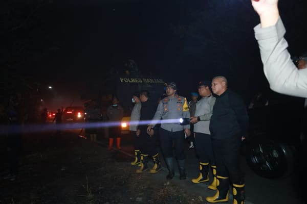 Drone Thermal dan Surfaktan Dikerahkan, Kapolda Kalsel Tinjau Pemadaman Karhutla di Gubernur Subarjo