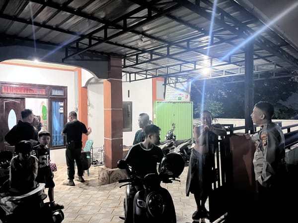 Enggng Polsek Pontianak Timur Tangani Keributan Warga di Jalan Tritura