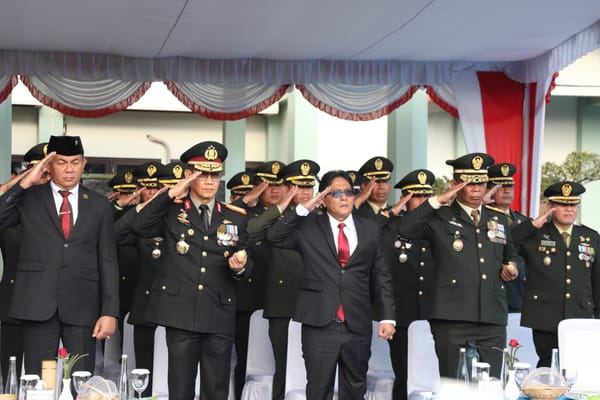 Wujud Soliditas TNI-Polri, Kapolda Bali Serahkan Potongan Tumpeng Saat HUT TNI ke-81