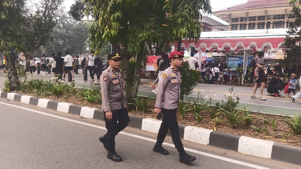 Patroli Enggang Selatan Jalan Kaki, Sapa Warga CFD dan Jaga Kamtibmas Tetap Kondusif.