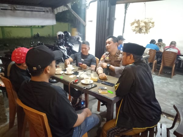 Enggang Polsek Pontianak Barat Intensifkan Patroli Malam, Sampaikan Imbauan Kamtibmas kepada Warga