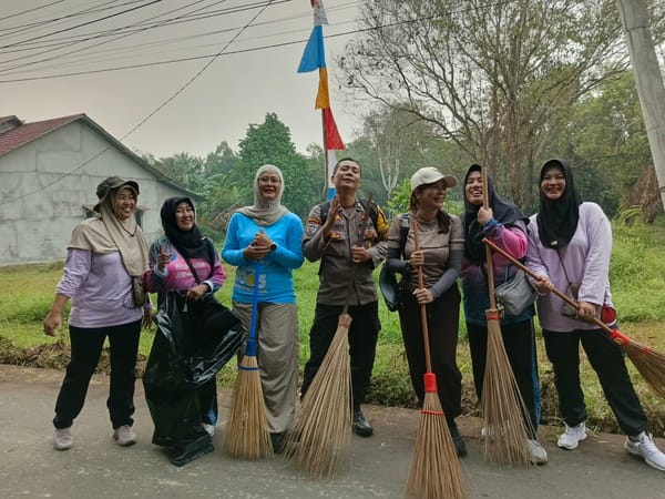 Gotong Royong Bersama Warga, Bhabinkamtibmas Polsek Pontianak Kota Hadiri Kerja Bakti.