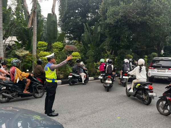 Personil Polsek Pontianak Selatan melakukan pengaturan arus lalin, Jaga Arus Tetap Lancar dan Kondusif