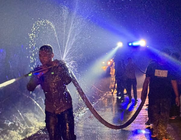 Brimob Polda Jambi Gerak Cepat Padamkan Karhutla di Sungai Bertam