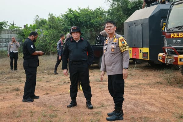 Kapolda Kalsel Turun Langsung Pantau Pemadaman Karhutla di Handil Bakti