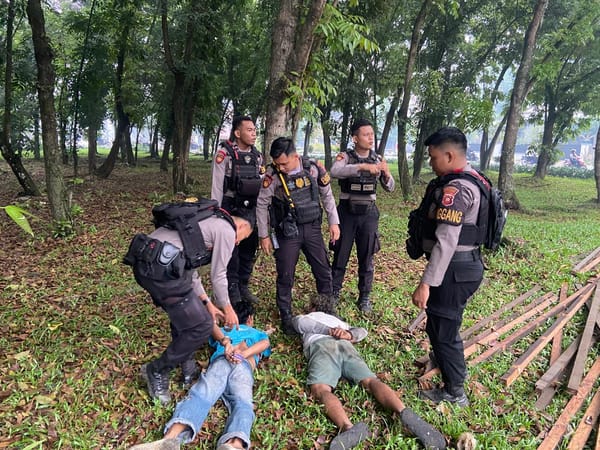Respons Cepat Call Center 110, Patroli Enggang Resta Amankan Dua Terduga Pelaku Pencurian Kayu Belian