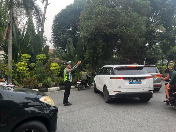 Personil Polsek Pontianak Selatan melakukan pengaturan arus lalin, Jaga Arus Tetap Lancar dan Kondusif