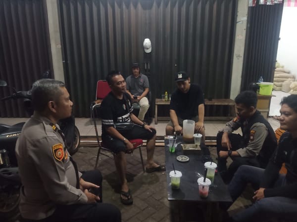 Patroli Dialogis Malam Hari, Personel Enggang Polsek Pontianak Barat Sampaikan Imbauan Kamtibmas kepada Masyarakat