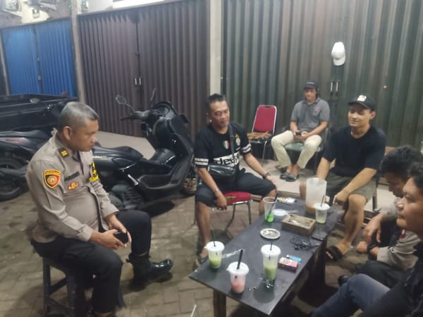 Patroli Dialogis Malam Hari, Personel Enggang Polsek Pontianak Barat Sampaikan Imbauan Kamtibmas kepada Masyarakat