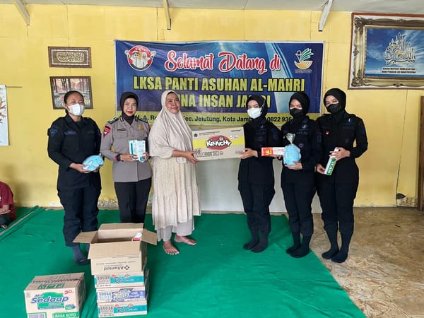 Satbrimob Polda Jambi Salurkan Bantuan ke Panti Asuhan sebagai Bentuk Kepedulian terhadap Dampak Kabut Asap