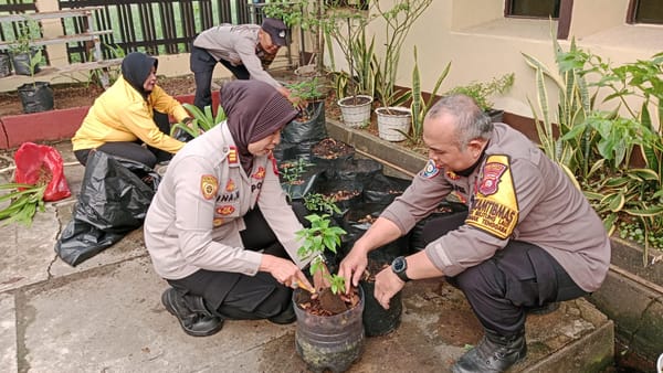 Polsek Pontianak Selatan Dukung Ketahanan Pangan melalui Penanaman di Halaman Mako.