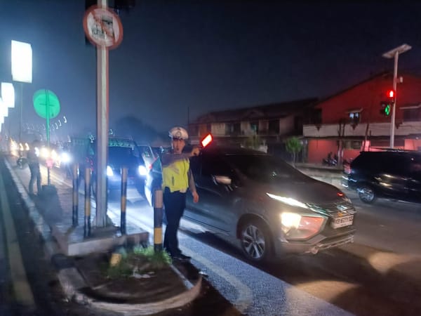 Malam Minggu, Polsek Pontianak Timur Siaga Atur Lalin di Simpang Tanjung Raya