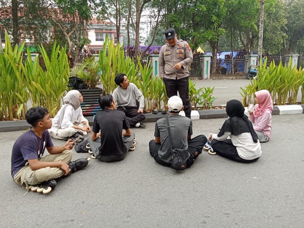 Patroli Jalan Kaki di CFD Ahmad Yani, Polisi Hadir Jaga Keamanan Warga