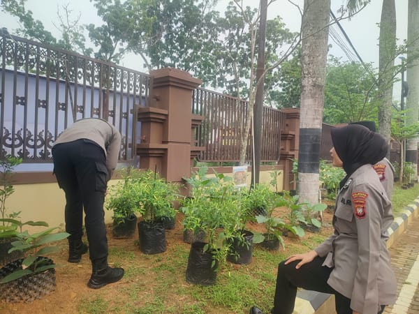 Dukung Ketahanan Pangan, Polresta Pontianak Manfaatkan Lahan Mako untuk Tanam Sayuran