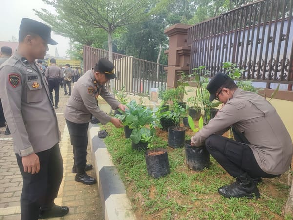 Dukung Ketahanan Pangan, Polresta Pontianak Manfaatkan Lahan Mako untuk Tanam Sayuran
