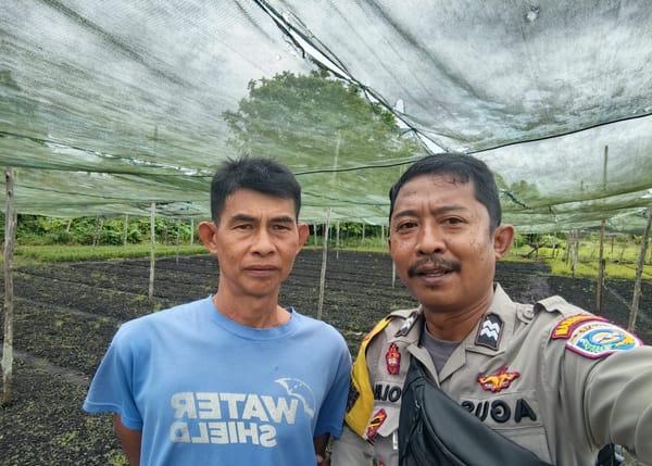 Dukung Ketahanan Pangan, Bhabinkamtibmas Siantan Hilir Ajak Warga Manfaatkan Pekarangan untuk Tanaman Sayuran
