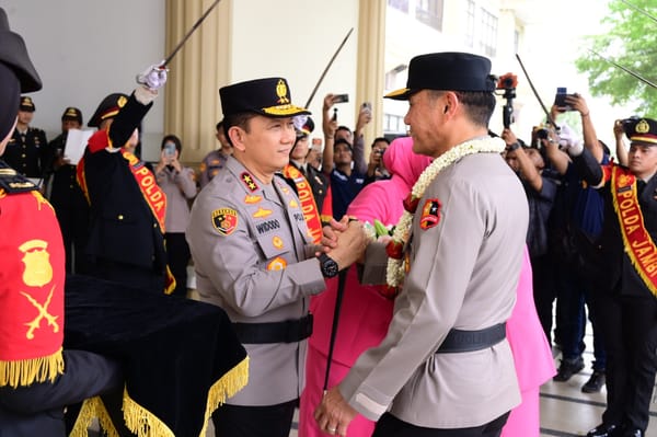 Polda Jambi Gelar Serah Terima Pataka Siginjai Sakti Wira Bhakti, Irjen Pol. Krisno H. Siregar Dilepas