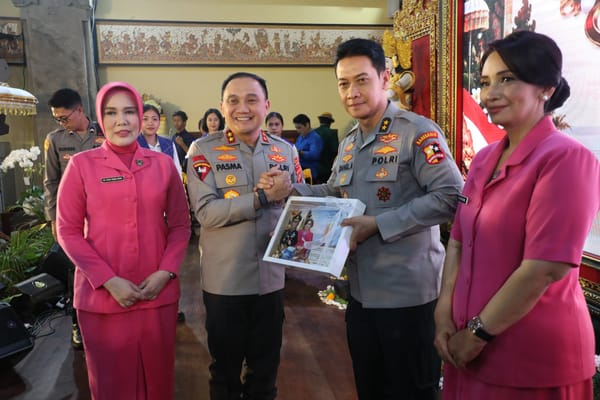 Suasana Haru Mewarnai Tradisi Pelepasan Irjen Pol. Daniel Adityajaya di Mako Polda Bali