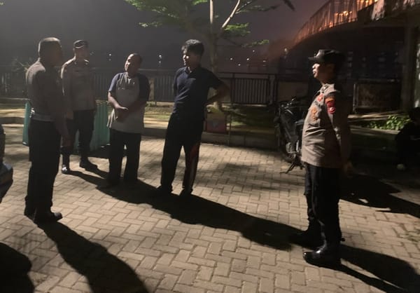 Patroli Polsek Pontianak Utara Sambangi Penjaga Malam Ingatkan Agar Tak Lengah Disekitar Lingkungan Kerjanya